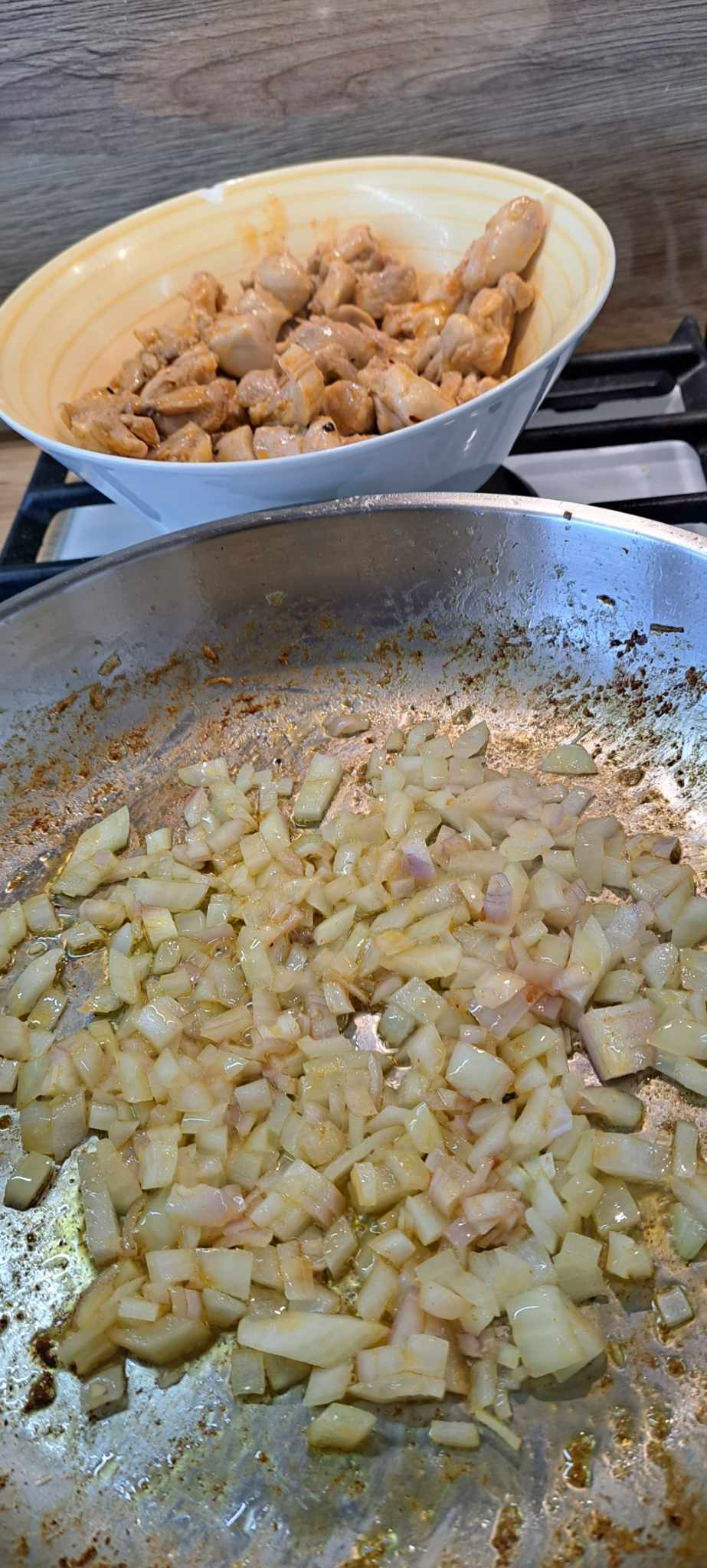 V rovnakej panvici osmažíme do sklovita nakrájané cibule, neskôr pridáme aj cesnak, aby nezhorkol.